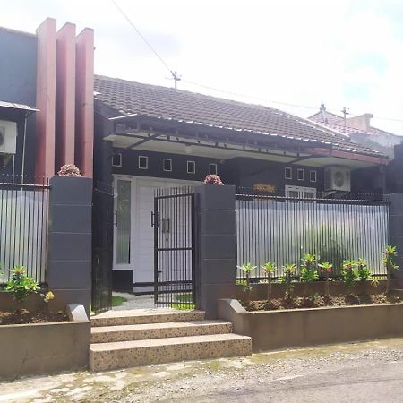 Endah Homestay Syariah Purwokerto Exteriör bild